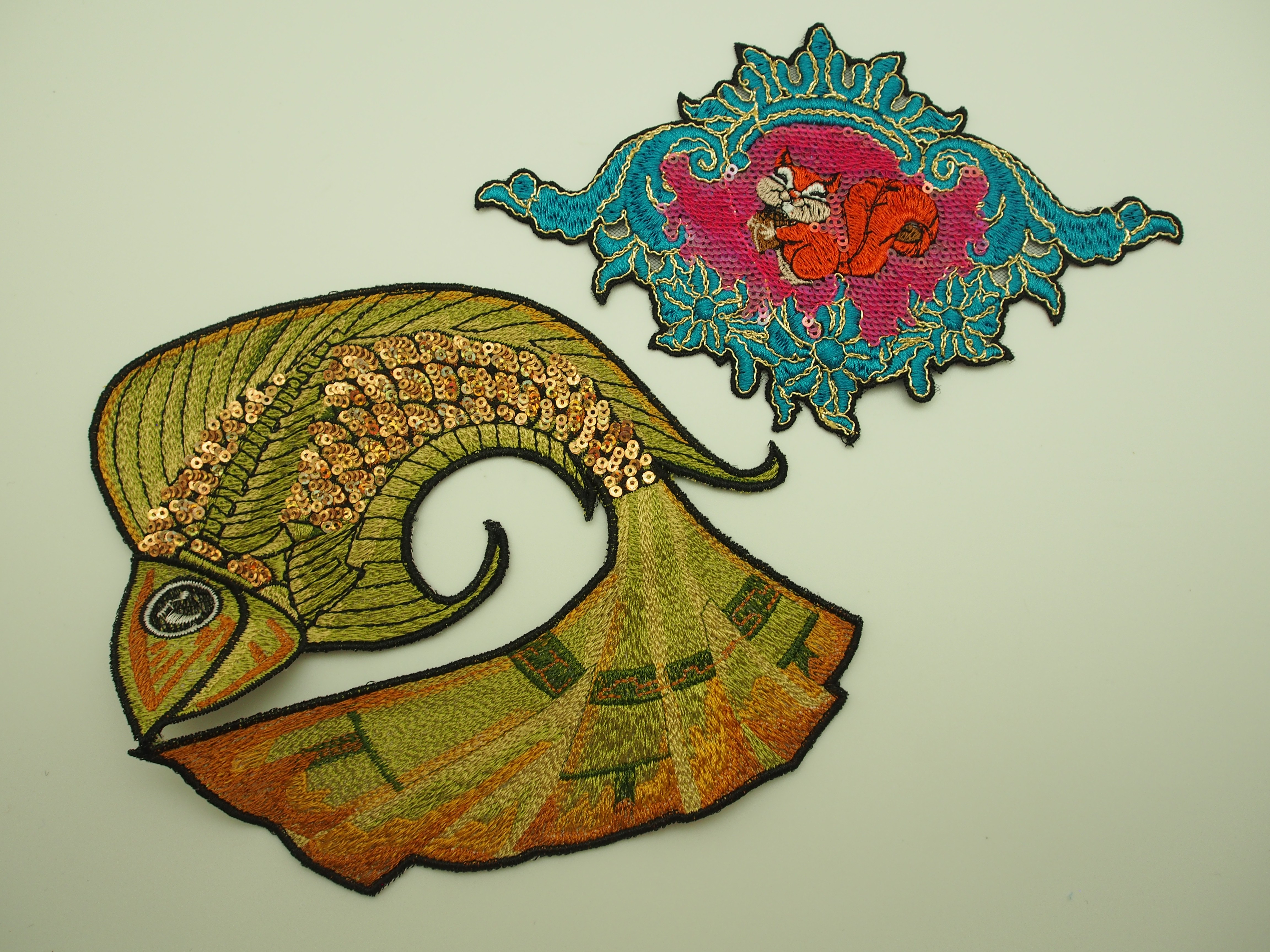 厂家批发锦鲤绣花标电脑刺绣布贴 服装鞋帽绣花商标魔术贴定制自粘标贴